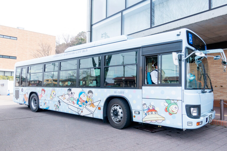 ドラえもんミュージアムへの行き方 トミカ 川崎市交通局