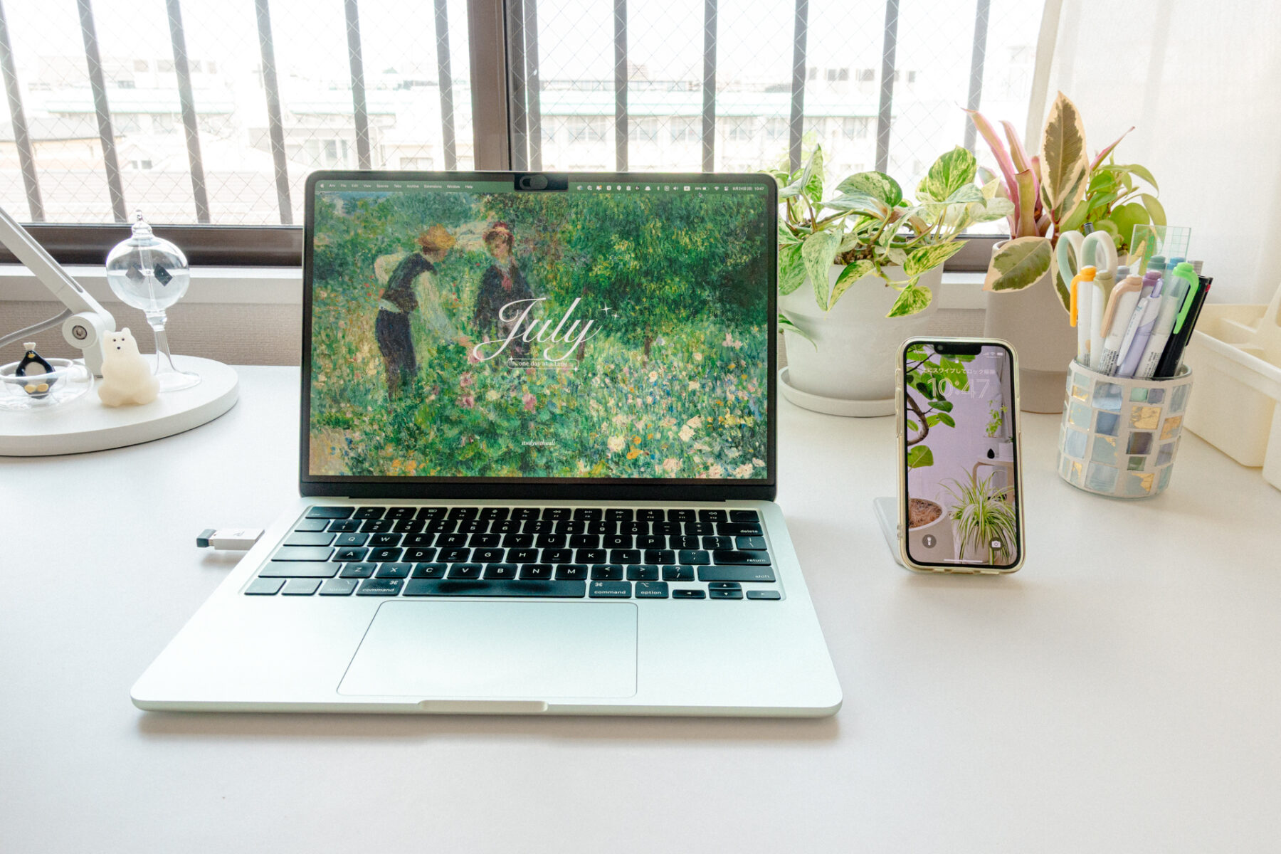 MacBookとiPhoneの画面を正面から見た様子