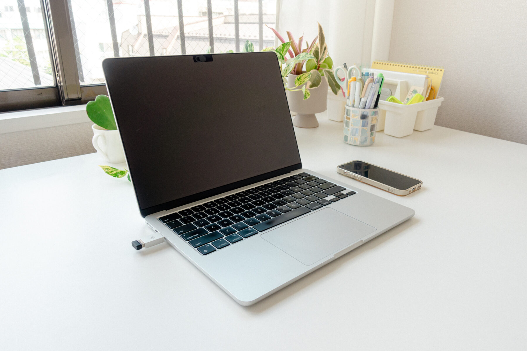 画面保護フィルターをつけた状態のMacBookとiPhone