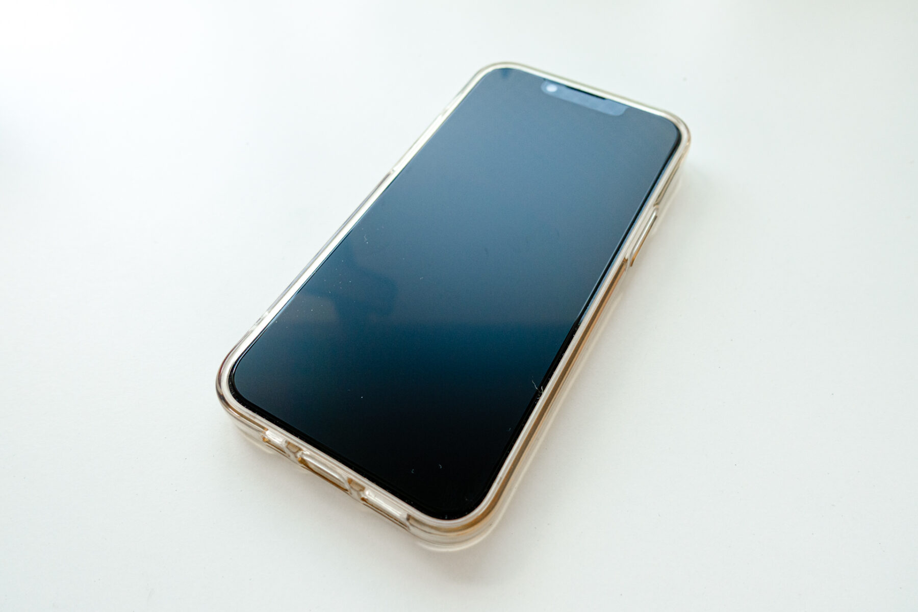 画面保護フィルムを貼ったあとのiPhone