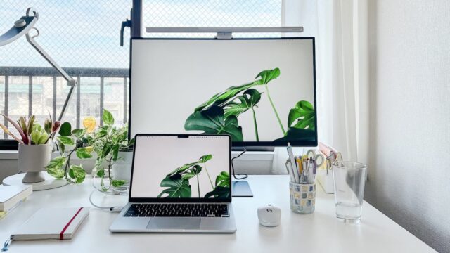 MacBookAirと27インチのXiaomiのモニターがあるデスク