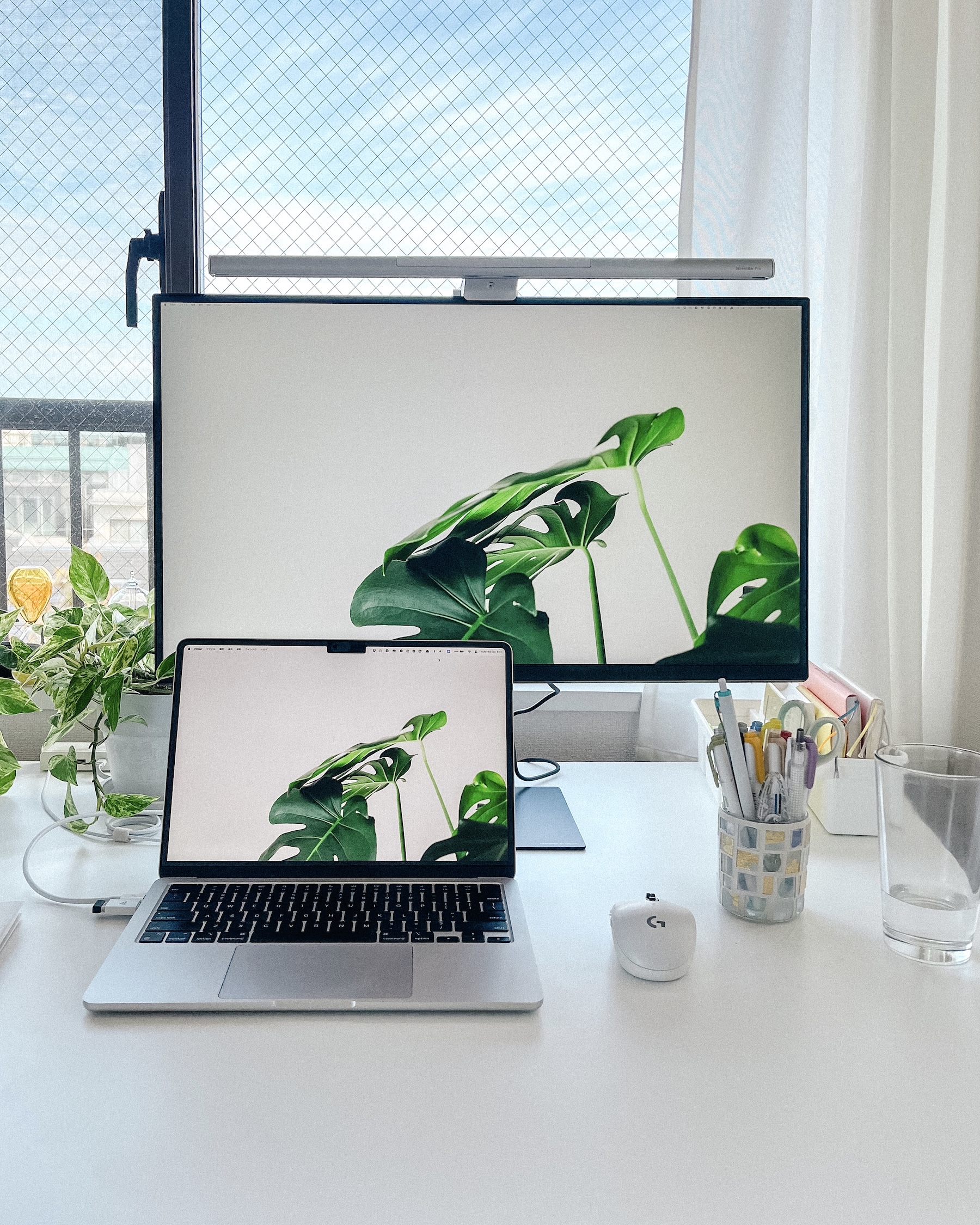 13インチのMacBookAirに27インチの外部モニターを接続している様子