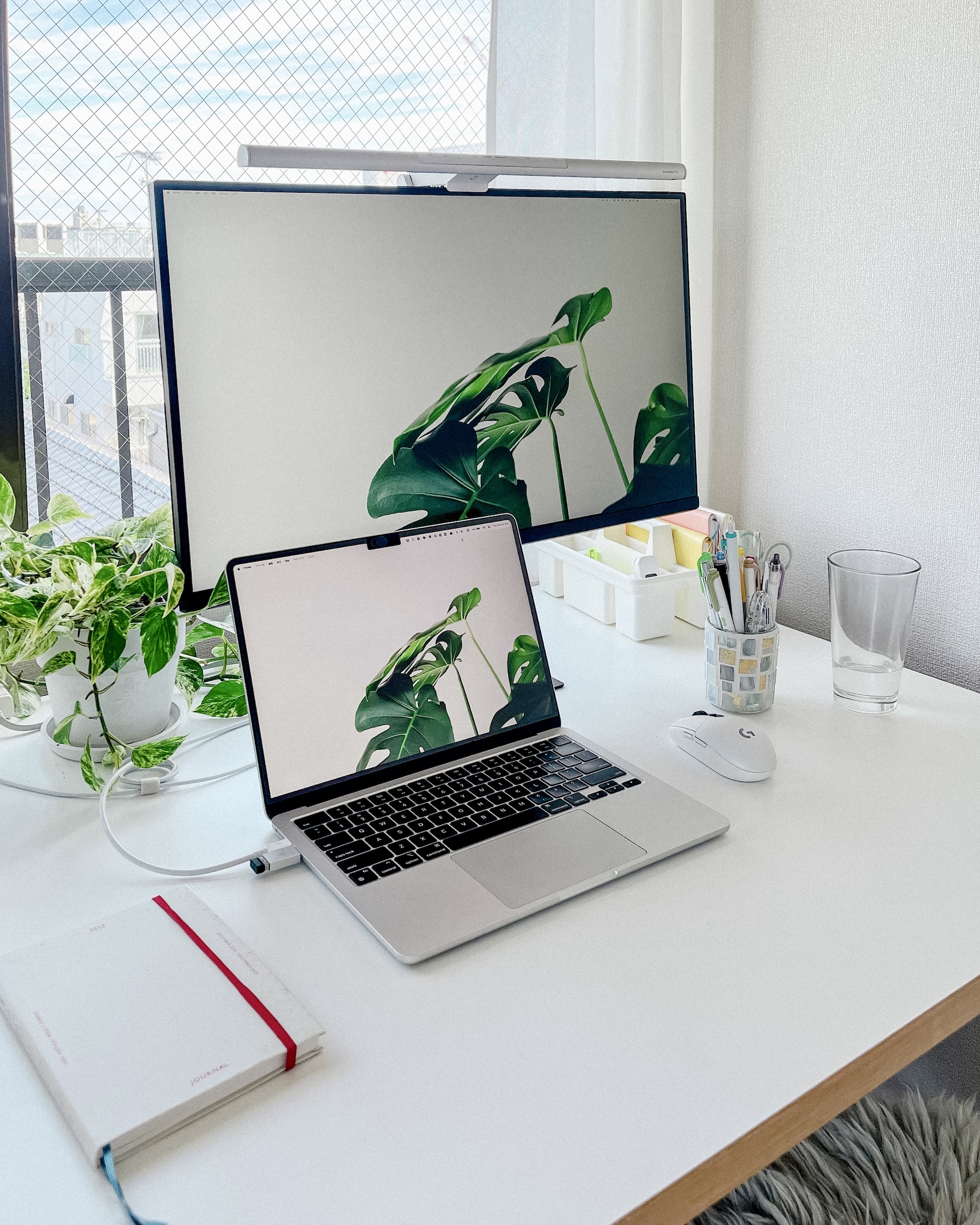 MacBookAirとXiaomiのモニターを置いた自宅のデスク
