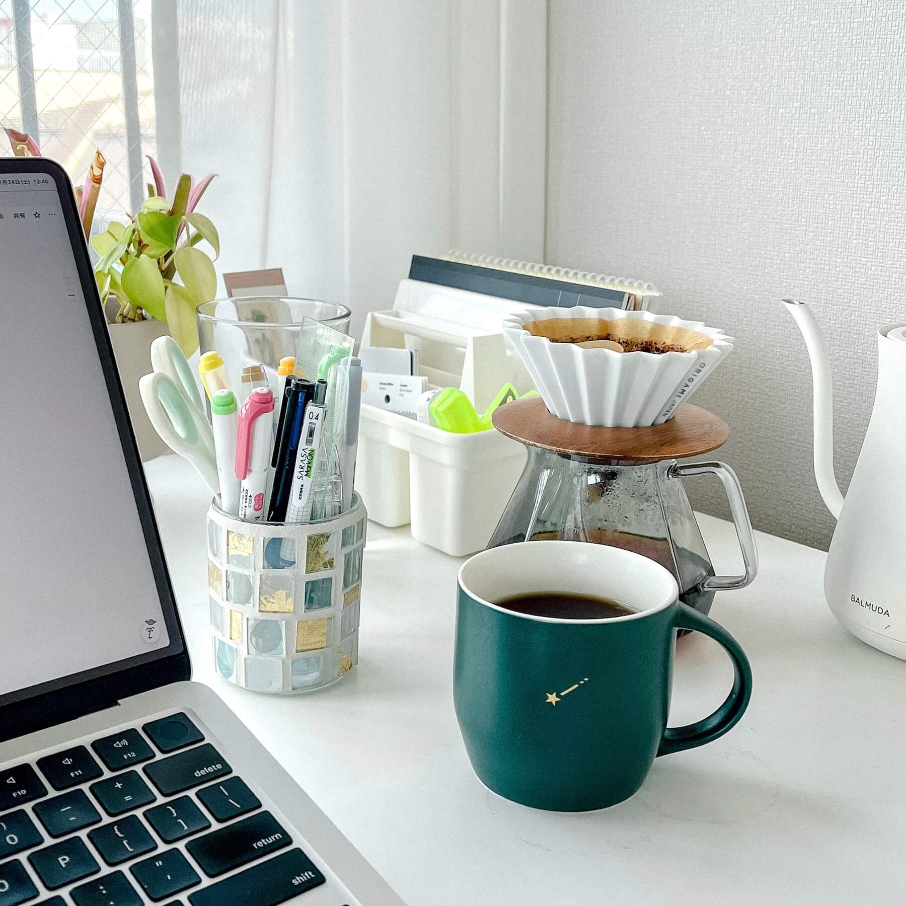 オリジナルの写真には、ケトルが写っている