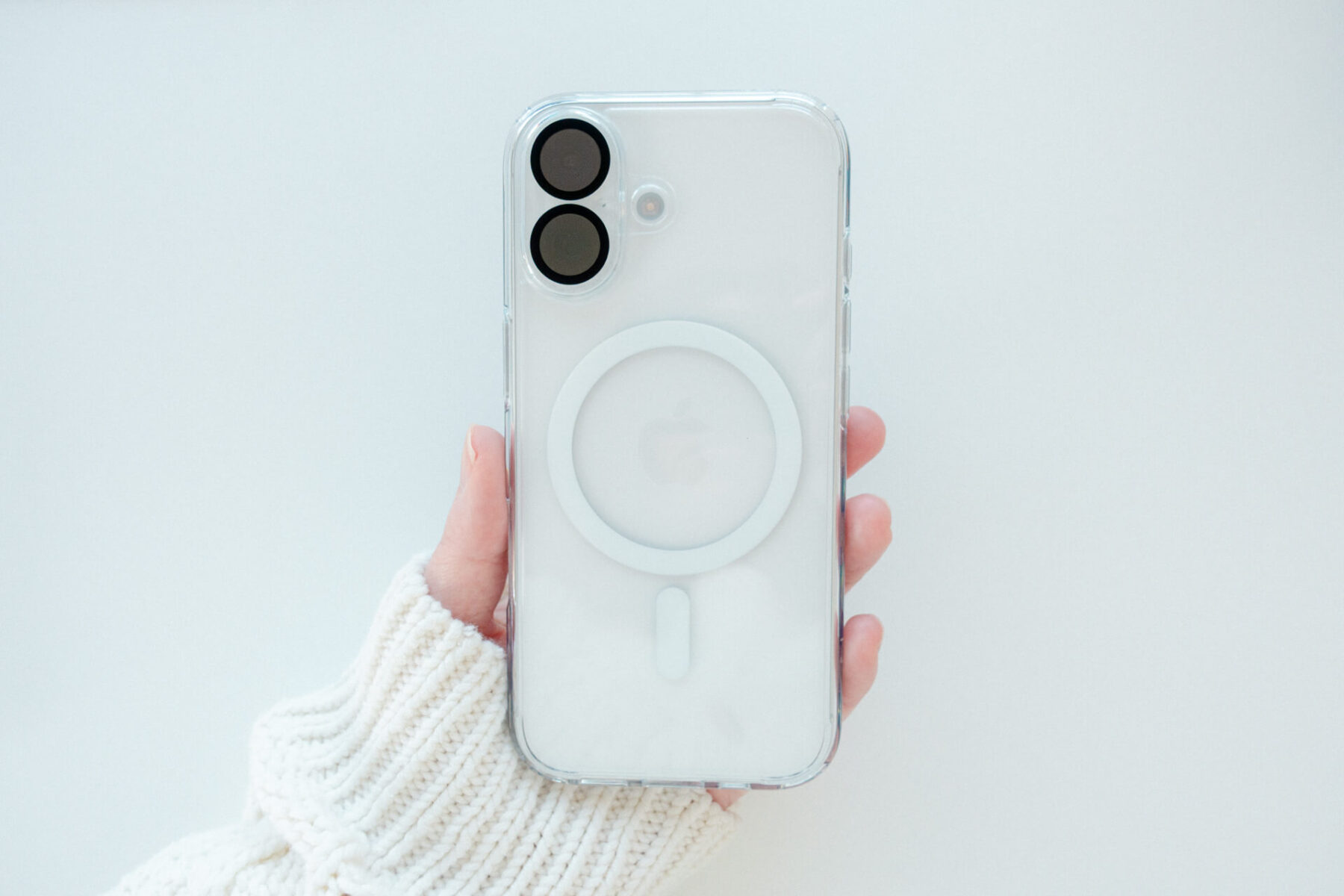 iPhone 17 miniを手に持った写真