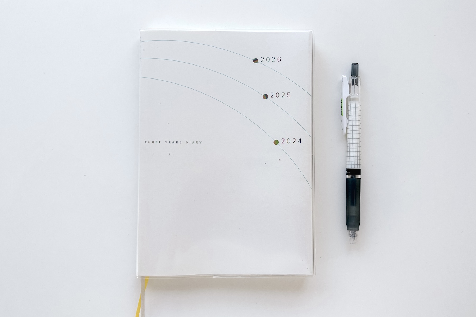 高橋書店の3年日記がテーブルに置かれている写真。ボールペンが横に置かれている