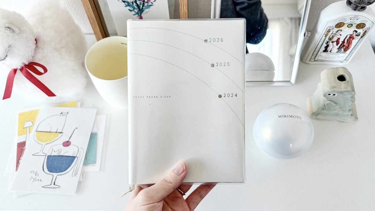 高橋書店の3年日記（連用日記）を手に持っている写真。表紙に2024・2025・2026の年が描かれている