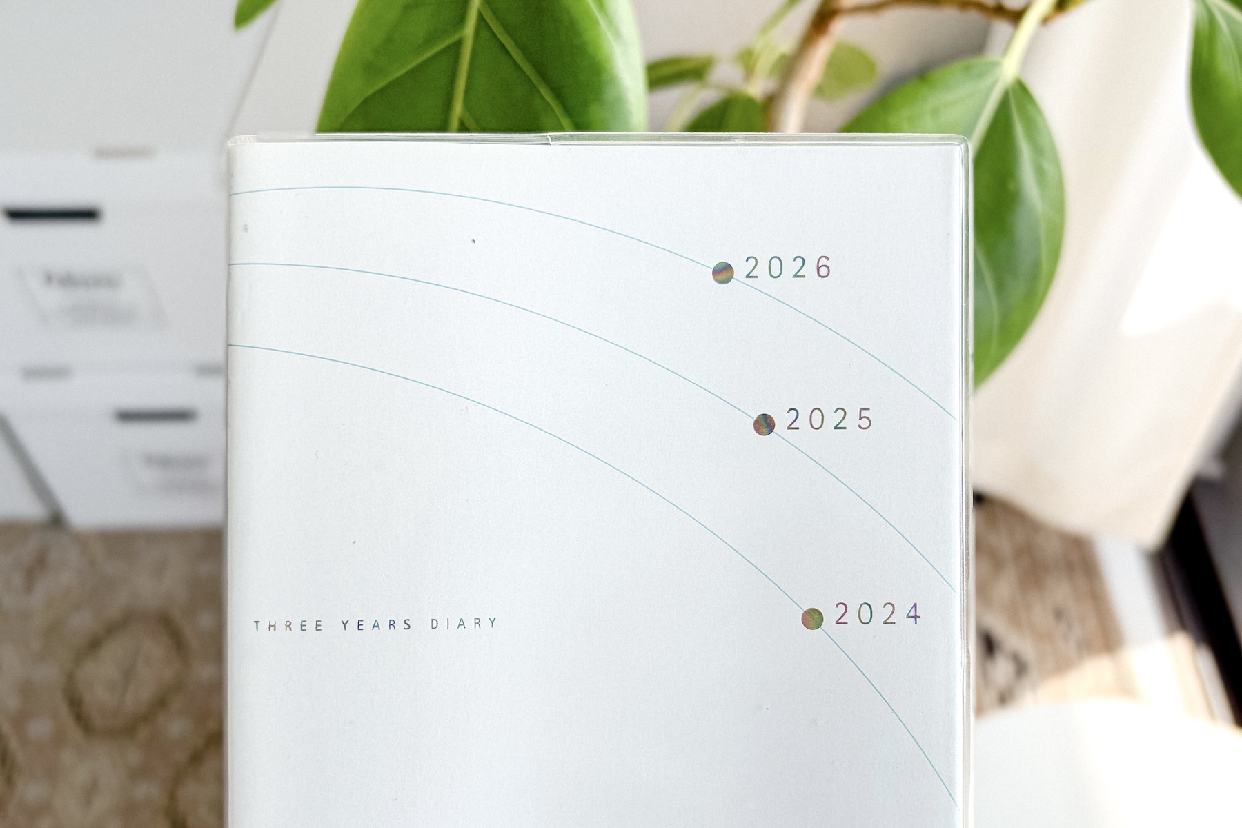高橋書店の3年日記の表紙。THREE YEARS DIARYの文字と2024〜2026の年が入ったシンプルなデザイン
