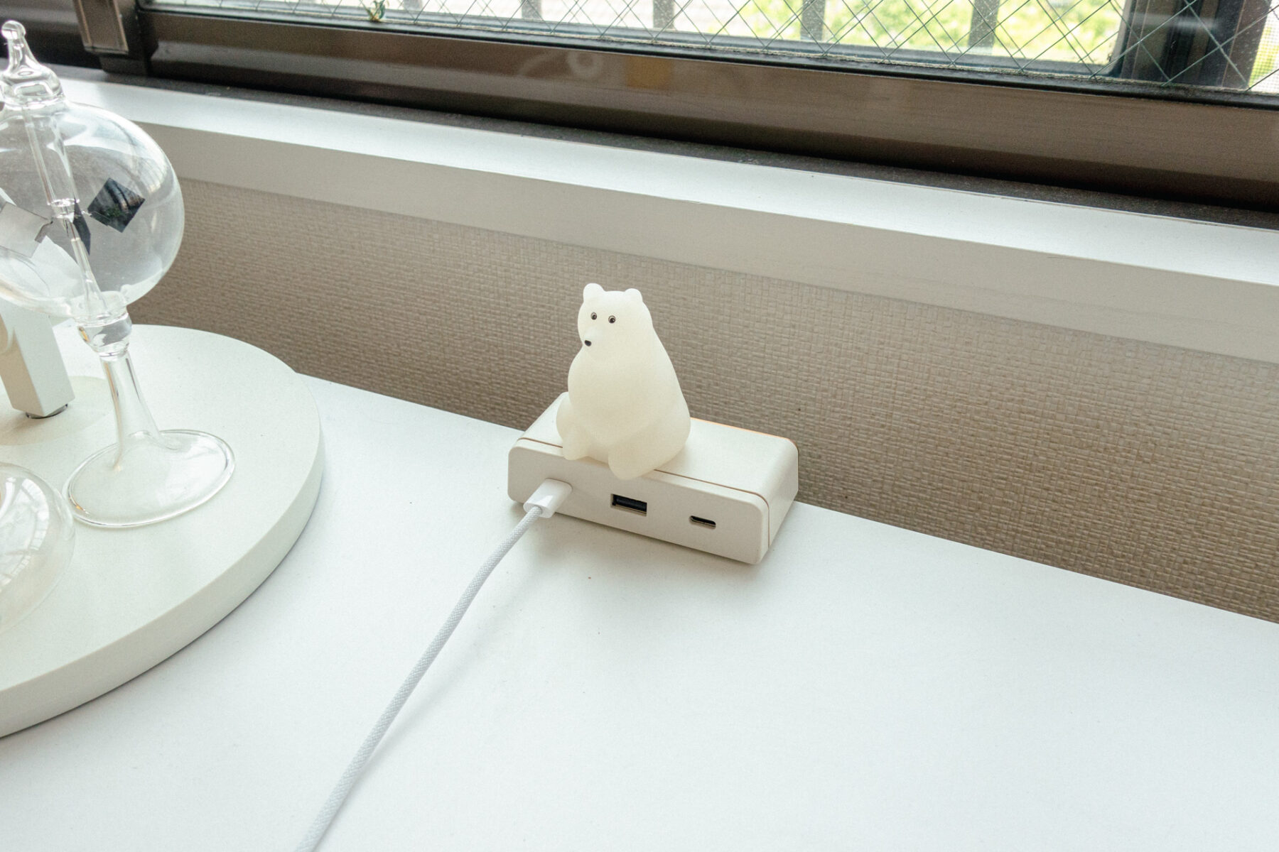 デスクに設置した充電ポート