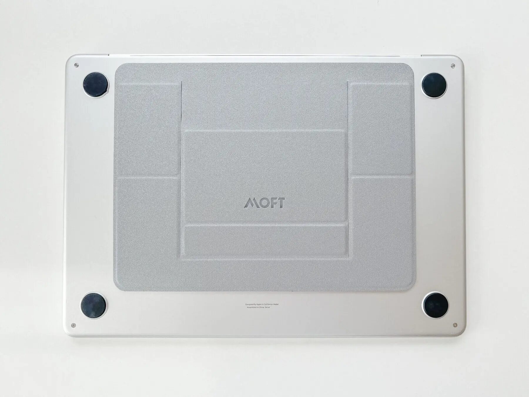 MacBook Airの裏に張られたMOFTパソコンスタンド